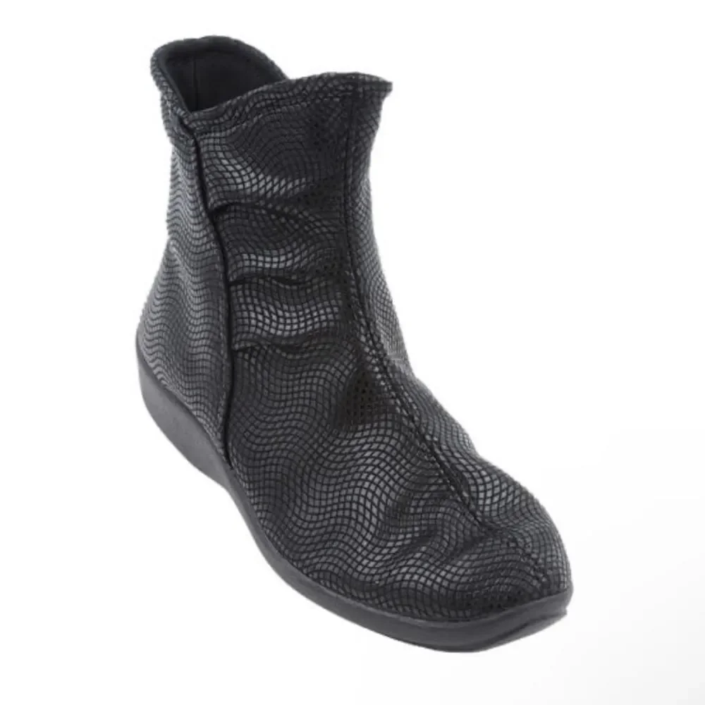 ARCOPEDICO Women’s Croc Shoes in the Size 41/9.5-10 US Size in Black Color